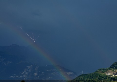 éclair sur la Dent de Morcles avec arc-en-ciel